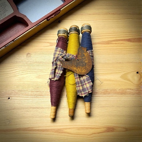 Vtg Wooden Textile Spools Set of 3 Primitive Country Décor Wrapped Rustic Bird - Picture 1 of 5